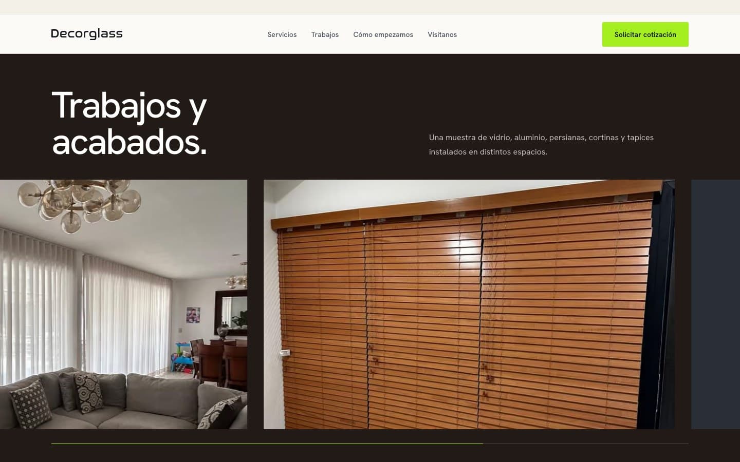 Trabajos instalados de vidrio y aluminio mostrados en el sitio de Decorglass