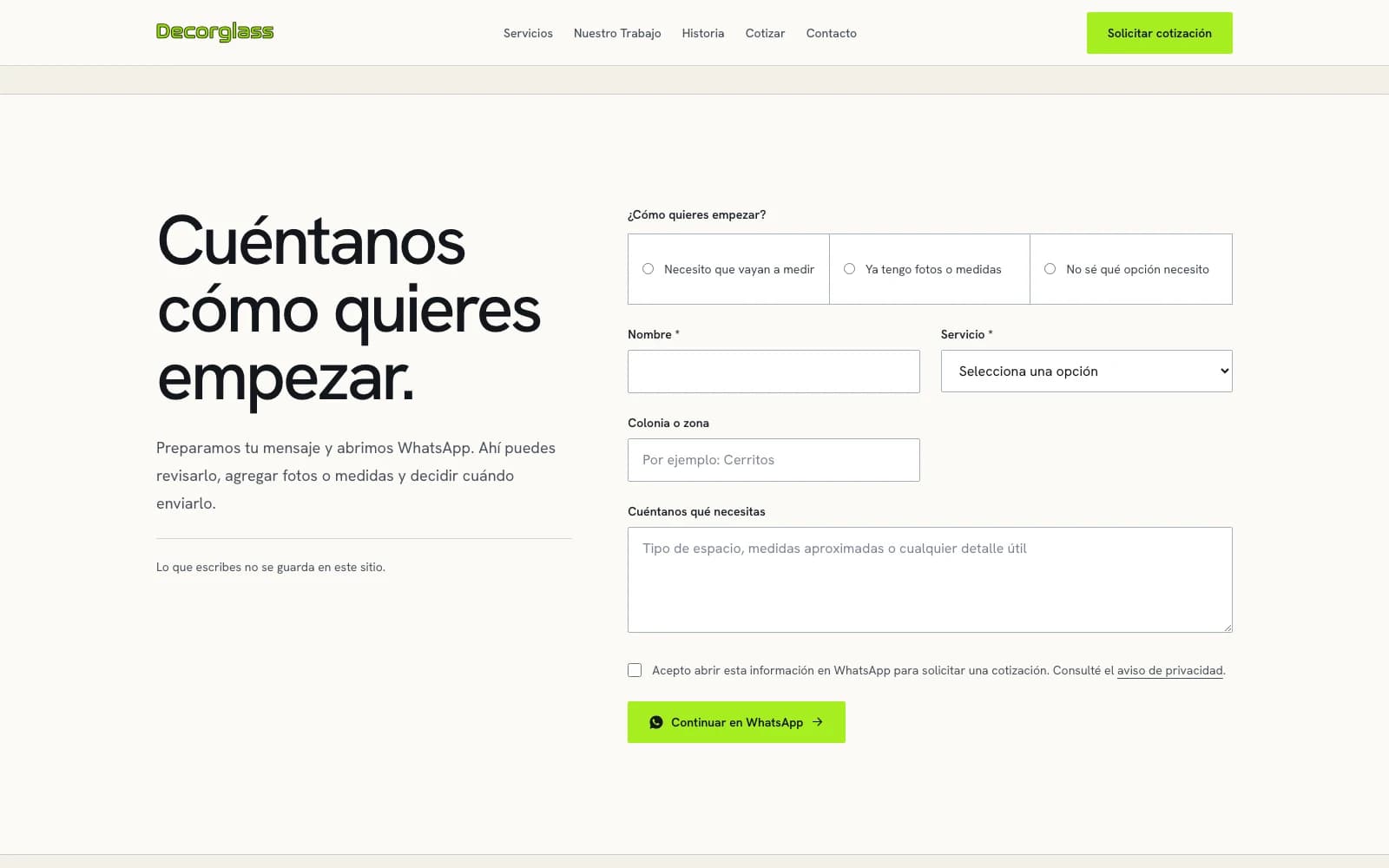 Captura del formulario de Decorglass: cómo empezar, nombre, servicio, zona y botón para continuar en WhatsApp